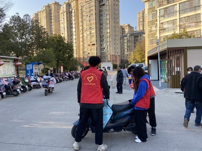 陡岗社区联合党委组织开展“守法规知礼让,安全文明出行”志愿宣传服务活动
