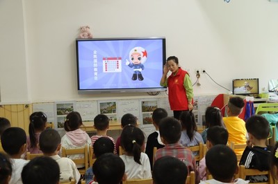 龙蟠南苑社区开展国防教育进校园实践活动