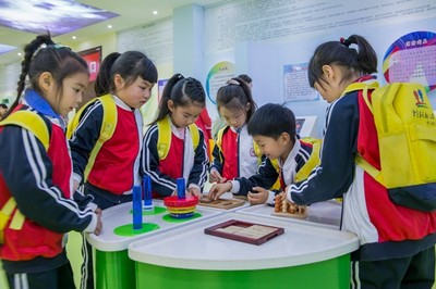 滁州市两幼儿园小朋友走进龙蟠小学科技馆探索科学奥秘